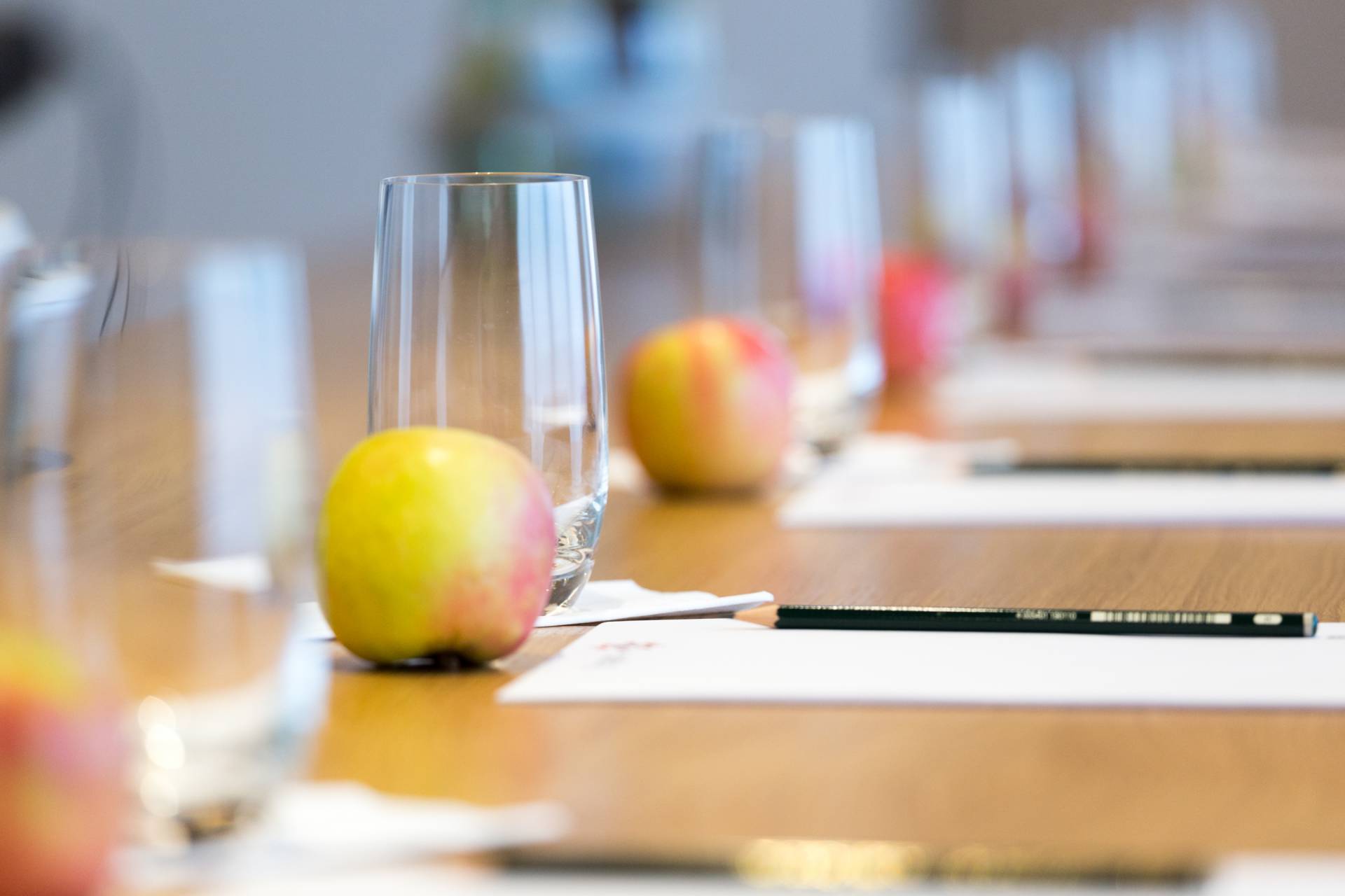 Konferenztisch mit Äpfel und Blöcken 