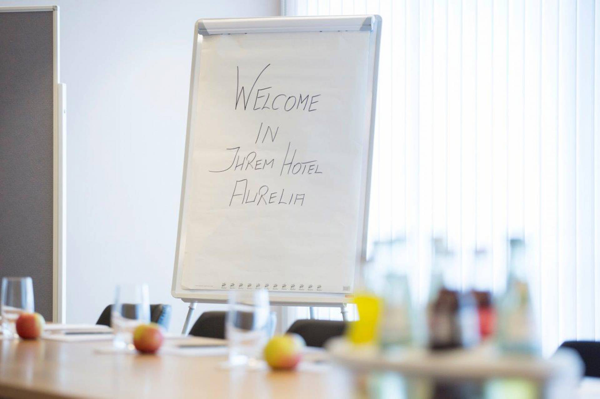 Flipboard mit Schriftzug "Welcome in Ihrem Hotel Aurelia"