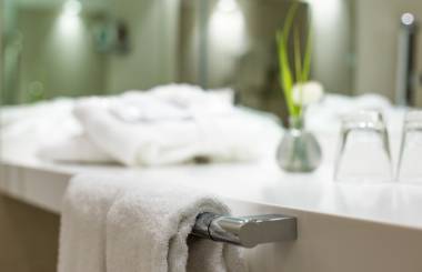 Detailbild Handtuchhalter im Hotel-Badezimmer