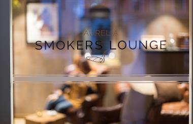 Smokers Lounge Hotel Aurelia Logo am Fenster