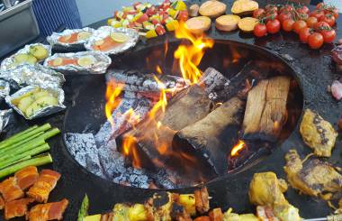 Detailbild Feuerschale mit Grillgemüse und Fleisch