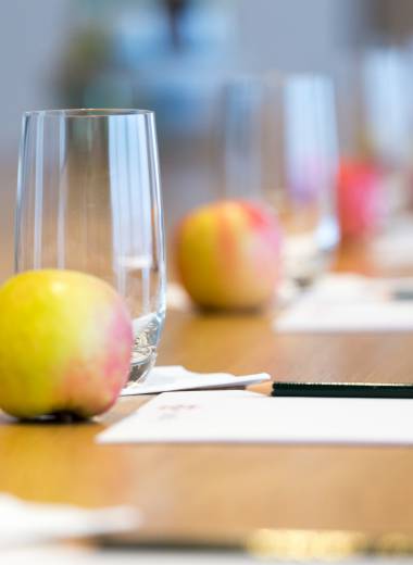Konferenztisch mit Äpfel und Blöcken 