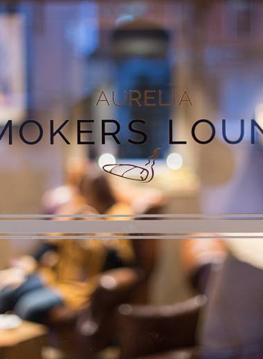 Smokers Lounge Hotel Aurelia Logo am Fenster