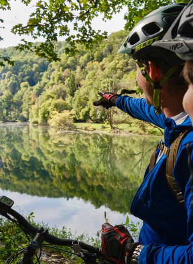 Rad Fahrer am See genießen den Ausblick