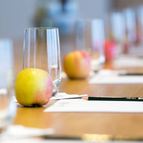 Konferenztisch mit Äpfel und Blöcken 