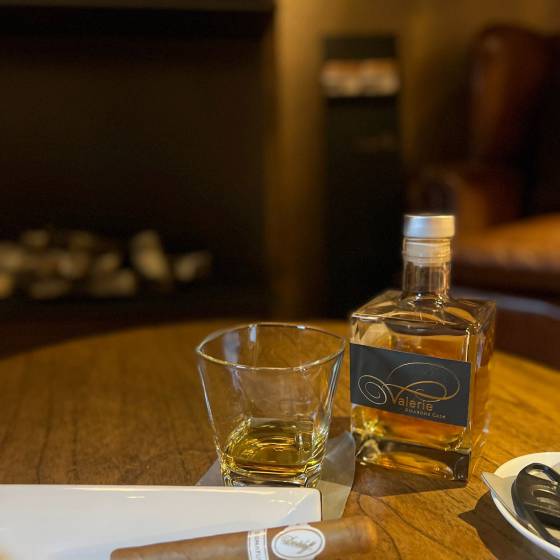 Whiskey und Zigarre auf Holztisch