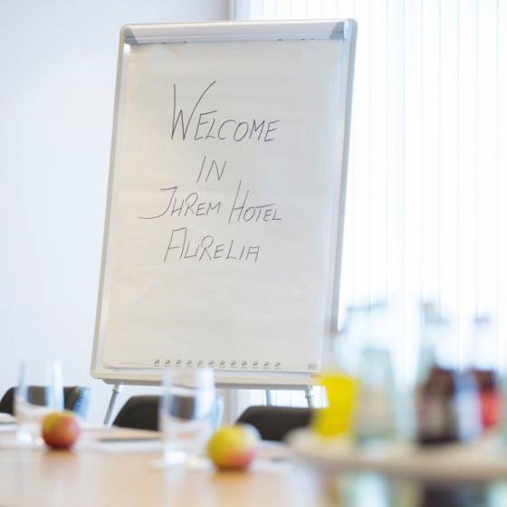 Flipboard mit Schriftzug "Welcome in Ihrem Hotel Aurelia"
