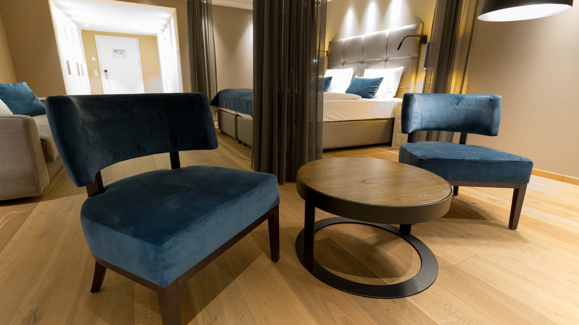 Sitzecke mit Sessel im Hotelzimmer
