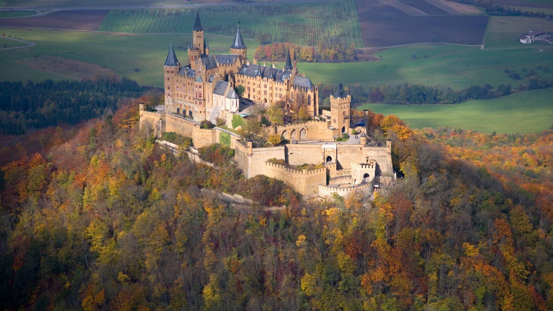 Luftansicht Burg Hohenzollern im Herbst